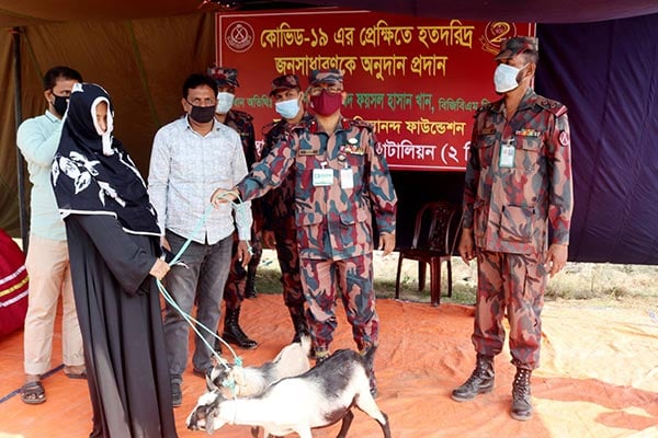 টেকনাফে হত-দরিদ্রের মাঝে বিজিবির কম্বল বিতরণ