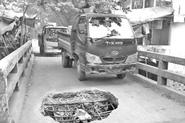 সেতুতে গর্ত, দুর্ভোগে তিন জেলার সীমান্তের মানুষ