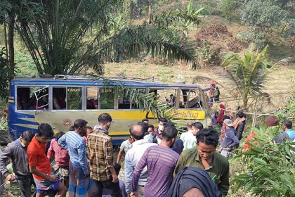 খাগড়াছড়িতে যাত্রীবাহী বাস খাদে পড়ে একজন নিহত