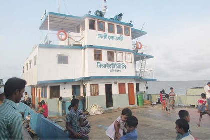 গলাচিপায় বদনাতলী-চরকাজল ফেরি চালু হয়ে পুনরায় বন্ধ 