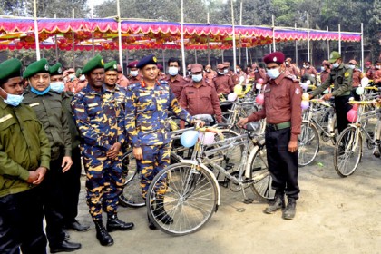 দিনাজপুরে আনসার-ভিডিপির দলনেতাদের মাঝে বাই সাইকেল বিতরণ 