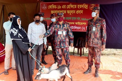 টেকনাফে হত-দরিদ্রের মাঝে বিজিবির কম্বল বিতরণ
