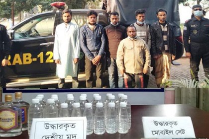 বগুড়ায় চোলাই মদসহ আটক ৬ 