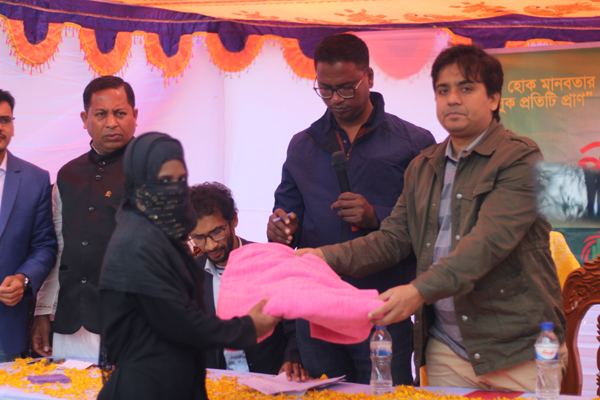 সুবর্ণচরে শীতার্তদের মাঝে কম্বল বিতরণ