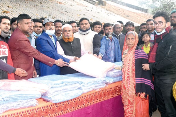 বগুড়ায় শীতার্তদের মাঝে আওয়ামী লীগ নেতার শীতবস্ত্র বিতরণ 