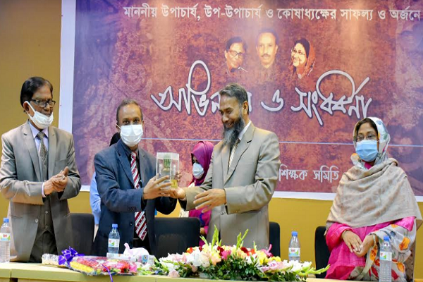 খুবি উপাচার্যকে শিক্ষক সমিতির সংবর্ধনা
