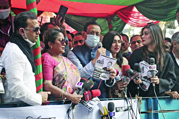 নৌকার প্রচারণায় চিত্রতারকারা