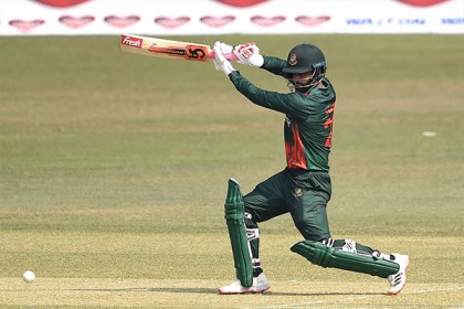 ফিফটির পর ফিরলেন তামিম