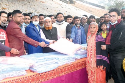 বগুড়ায় শীতার্তদের মাঝে আওয়ামী লীগ নেতার শীতবস্ত্র বিতরণ 