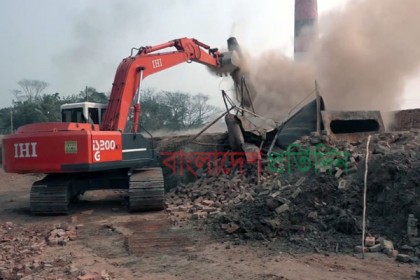 বরিশালে অবৈধ ৪টি ইটভাটা ধ্বংস করলো পরিবেশ অধিদপ্তর