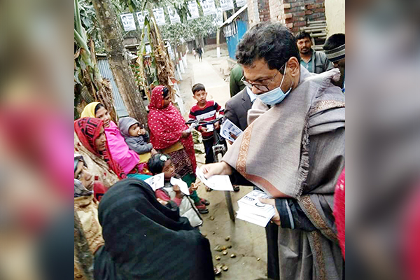নওগাঁয় ভোটারদের দ্বারে দ্বারে মেয়র প্রার্থী রাসেল 