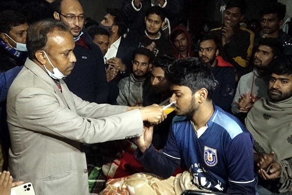 খুবির দুই শিক্ষার্থীর অনশন ভঙ্গ
