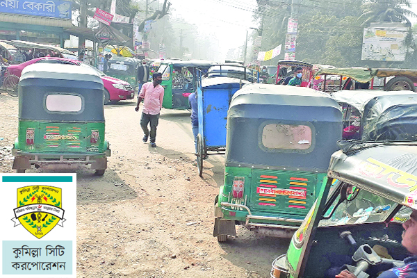 রাস্তার মোড়ে মোড়ে ভাঙা সড়ক