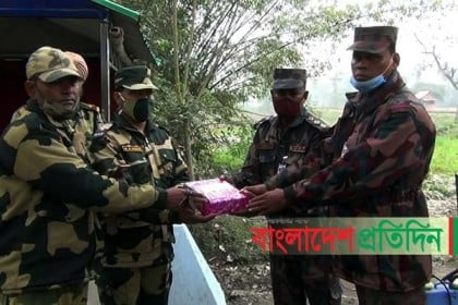 প্রজাতন্ত্র দিবস উপলক্ষে সীমান্তে বিজিবি-বিএসএফ’র মিষ্টি বিনিময়