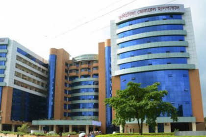 দেশে প্রথম করোনার টিকা নিচ্ছেন নার্স রুনু 

