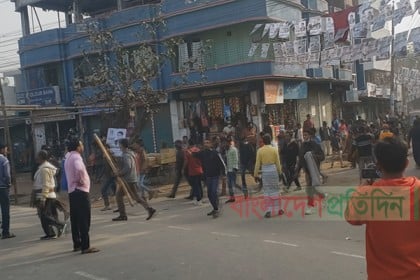 পাবনায় দুই কাউন্সিলর প্রার্থীর সমর্থকদের সংঘর্ষ, আহত ১০