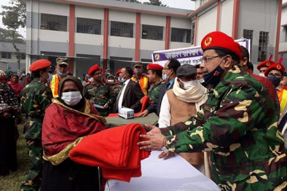 কুষ্টিয়ায় বিএনসিসি সুন্দরবন রেজিমেন্টের শীতবস্ত্র বিতরণ