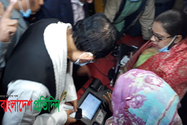 ভোট দিলেন আওয়ামী লীগের মেয়র প্রার্থী রেজাউল করিম চৌধুরী