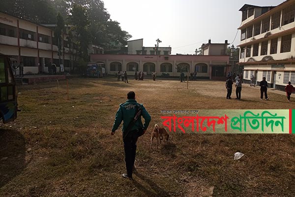 বাইরে কর্মী-সমর্থকদের জটলা, কিন্তু কেন্দ্রে নেই ভোটার!