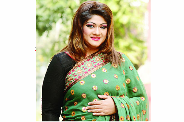 গায়িকা হিসেবে আত্মপ্রকাশ করলেন চিত্রনায়িকা মুনমুন