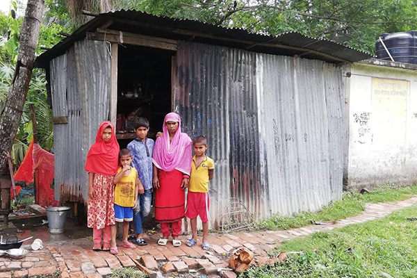খুপরি ঘরে বাস করেও সরকারি বরাদ্দের ঘর পেলেন না সুমন-সাথী দম্পতি