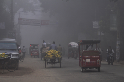 ঘন কুয়াশায় দিনাজপুরে জনজীবন স্থবির