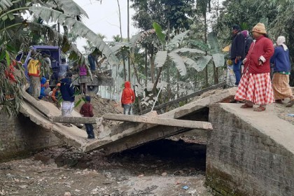 
ভূরুঙ্গামারীতে ভাঙা সেতুতে দুর্ভোগ চরমে
