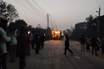 ট্রাকচাপায় এক ভাই নিহত অপর ভাই আহত, ক্ষোভে ট্রাকে আগুন

