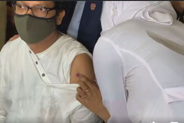 এমপি হিসেবে প্রথম টিকা নিলেন জুনাইদ আহমেদ পলক (ভিডিও)