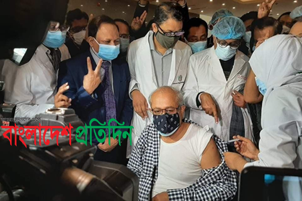 করোনার টিকা নিলেন বঙ্গবন্ধু মেডিকেল বিশ্ববিদ্যালয়ের উপাচার্য