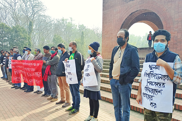 খুবি শিক্ষক-শিক্ষার্থীদের বহিষ্কারাদেশ প্রত্যাহারের দাবিতে জাবিতে মানববন্ধন