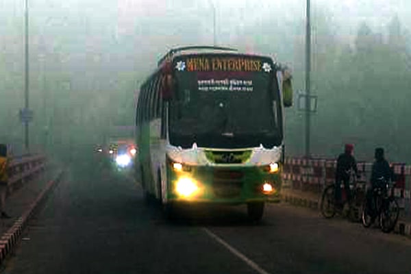 ঘন কুয়াশা ও কনকনে শীতে বিপর্যস্ত দিনাজপুরের মানুষ