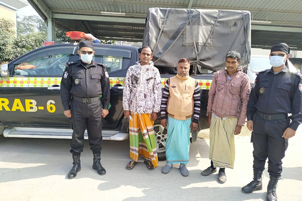 খুলনায় ৯০ কোটি টাকার সাপের বিষসহ আটক ৩