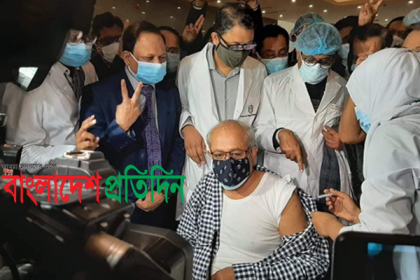 করোনার টিকা নিলেন বঙ্গবন্ধু মেডিকেল বিশ্ববিদ্যালয়ের উপাচার্য