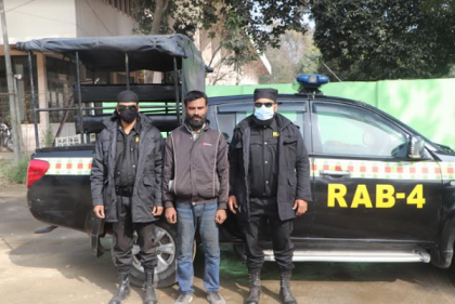 সাভারে ইয়াবাসহ শীর্ষ মাদক ব্যবসায়ী আটক