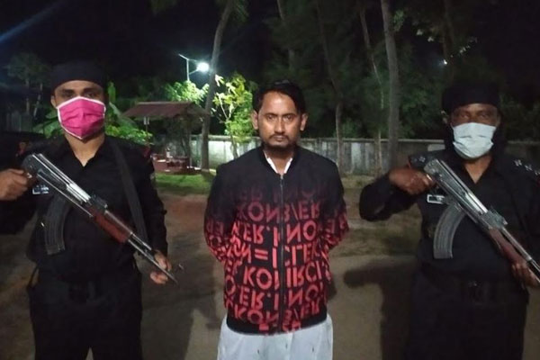 
টেকনাফে র‌্যাবের অভিযানে ইয়াবাসহ রোহিঙ্গা আটক