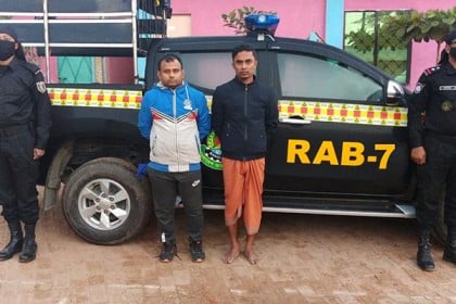টেকনাফে ১৩ কোটি টাকার ইয়াবা উদ্ধার, আটক ২