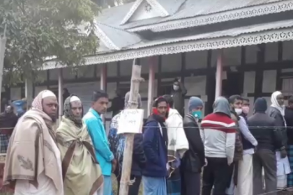ভোট কেন্দ্রে মোবাইল ফোন ব্যবহার করায় আটক ২