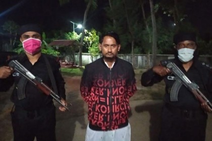 
টেকনাফে র‌্যাবের অভিযানে ইয়াবাসহ রোহিঙ্গা আটক