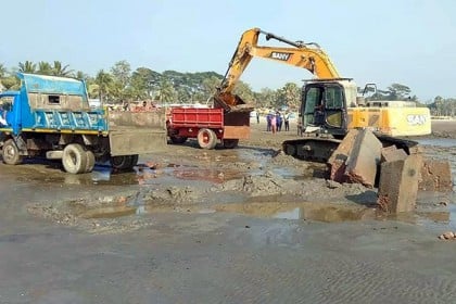 অপসারণ করা হল কুয়াকাটা সৈকতের কংক্রিটের ভাঙা অংশ