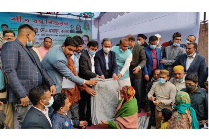 ঢাকা মহানগর দক্ষিণ যুবলীগের উদ্যোগে লালবাগে শীতবস্ত্র বিতরণ