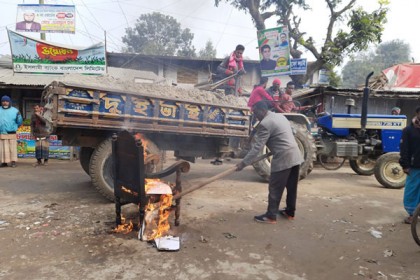 বিরামপুরে ইউপি চেয়ারম্যানের
চেয়ার পোড়ালেন মেম্বার