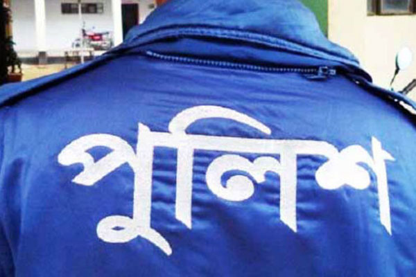 ভোটে হেরে রাস্তায় ব্যারিকেড দিয়ে ৫ পুলিশ সদস্যকে মারপিট