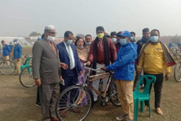 নাটোরে গ্রাম পুলিশদের মাঝে বাইসাইকেল বিতরণ
