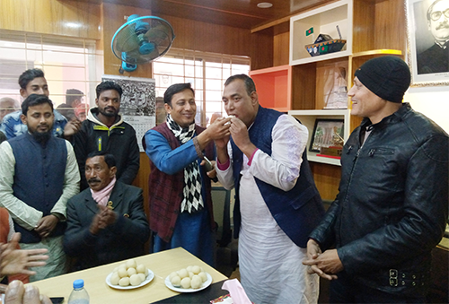 নির্বাচনে হেরেও মিষ্টি খাওয়ালেন বিজয়ী মেয়র প্রার্থীকে 