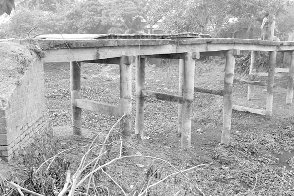 ফরিদপুরে মরণফাঁদ সেতু নিয়ে গ্রামবাসী উদ্বিগ্ন