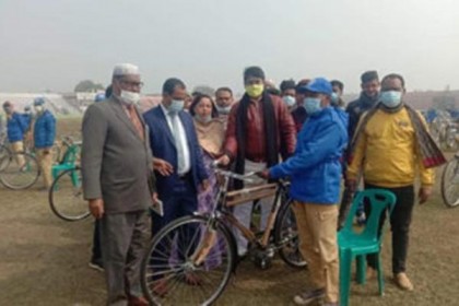 নাটোরে গ্রাম পুলিশদের মাঝে বাইসাইকেল বিতরণ