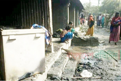 শৈলকূপায় ভূমিহীনদের আবাসনে অগ্নিকান্ডে ১০টি ঘর পুড়ে ছাই