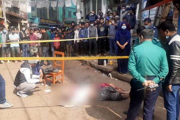 হোটেলের পেছনে পড়ে ছিল লাশ, কানে ছুরিকাঘাতের চিহ্ন 