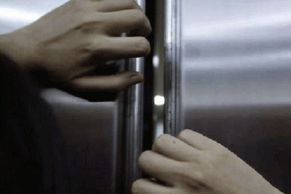 ক্রটিপূর্ণ লিফটে পড়ে নারীর মৃত্যু!